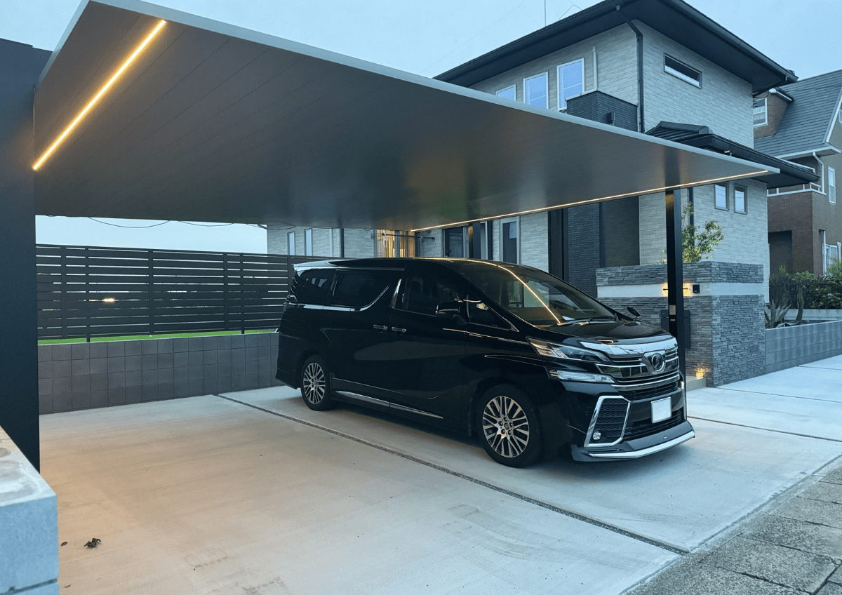 カーポートSCの天井に設置されたラインライトが愛車を照らす薄暮の景観