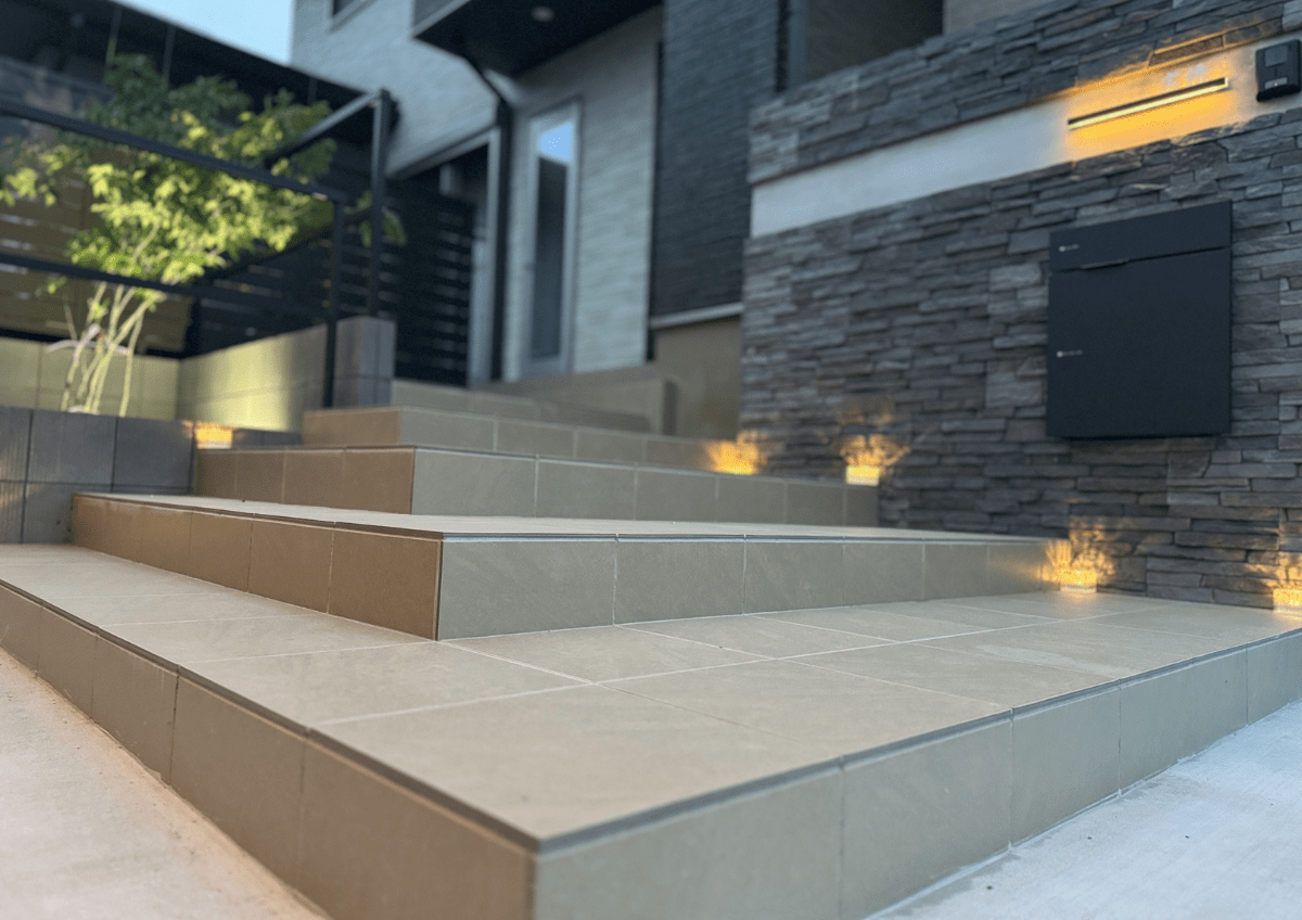 夜間の安全と演出を両立するタイル階段の置き型ライトアップ