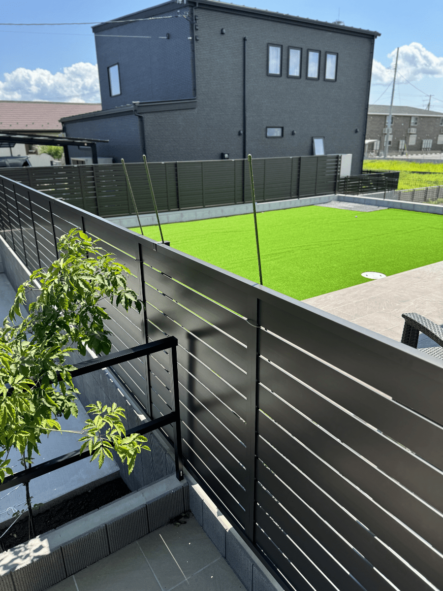 LIXILフェンスAB YS2型で外からの視線を遮ったお庭空間