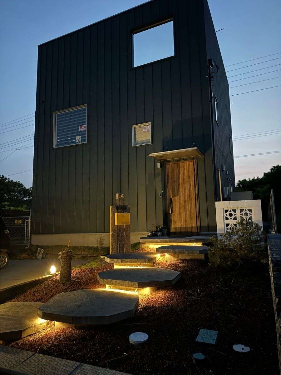 PCフェンスと枕木のある外構全景の夜景