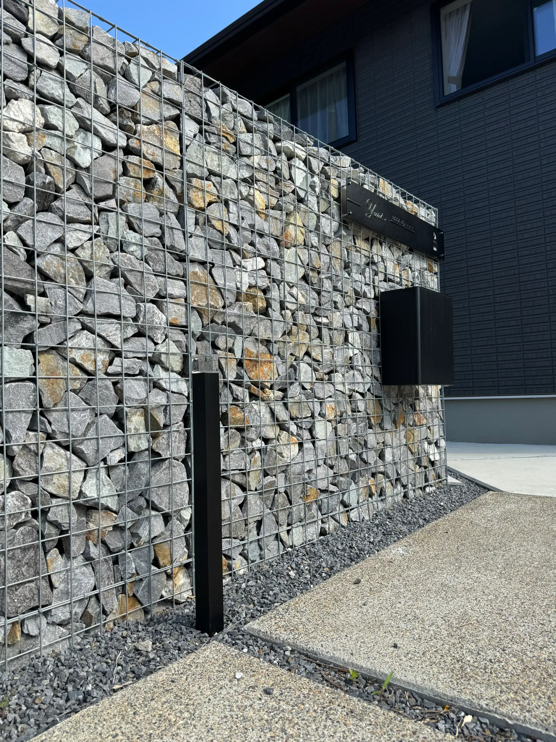 ガビオン門柱と表札・インターホン2