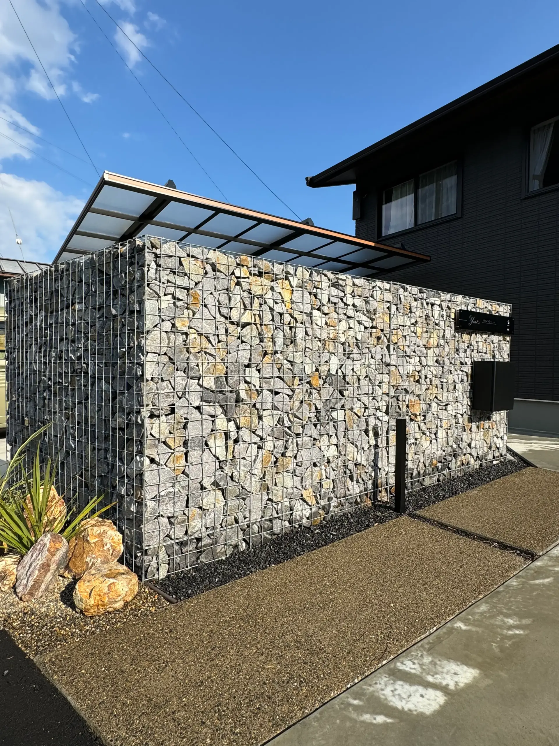 ガビオン門柱とアプローチ