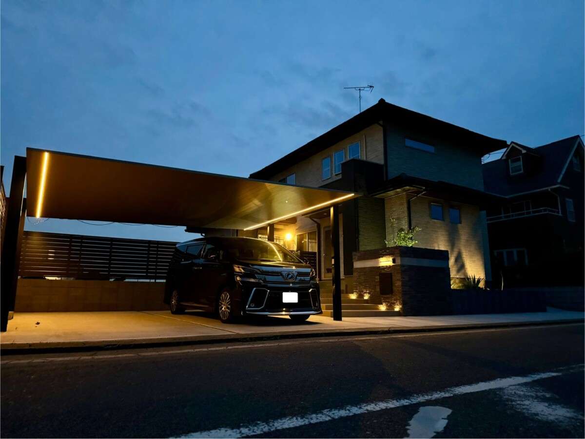カーポートSCの天井に設置されたラインライトが愛車を照らす夜の景観