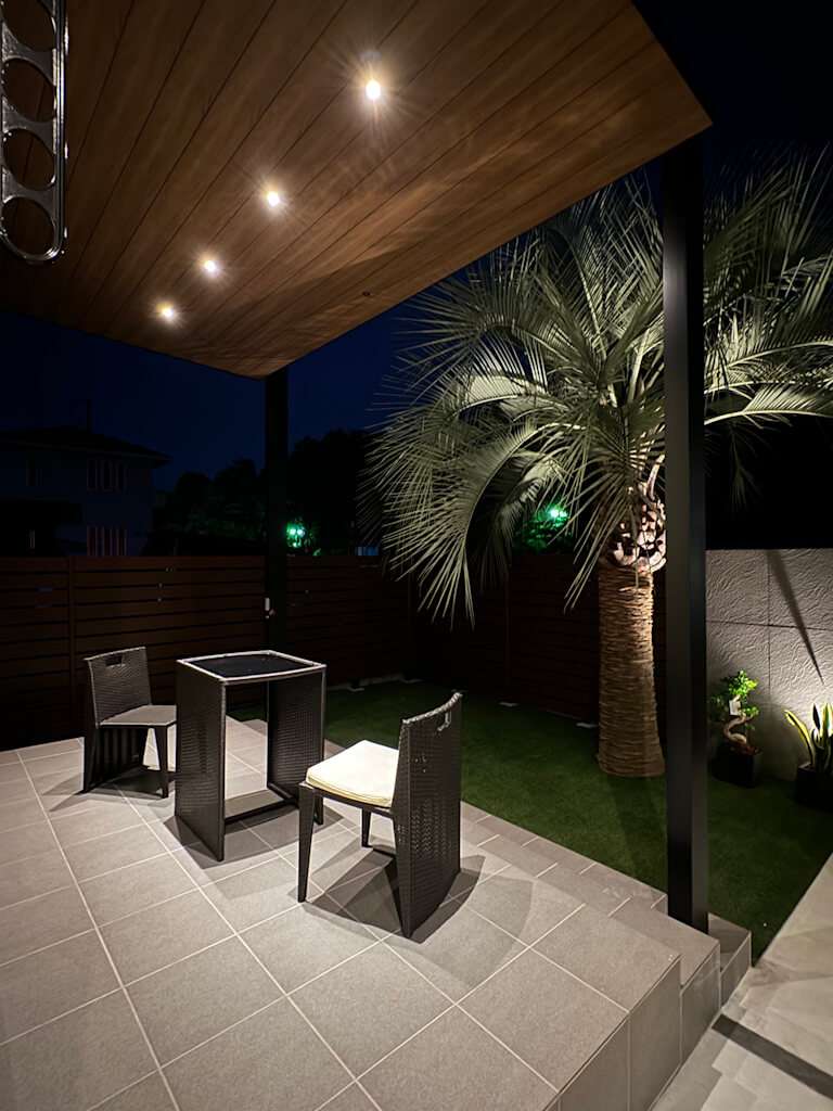 テラス屋根に照明を組み込んだ、夜も楽しめるガーデン空間