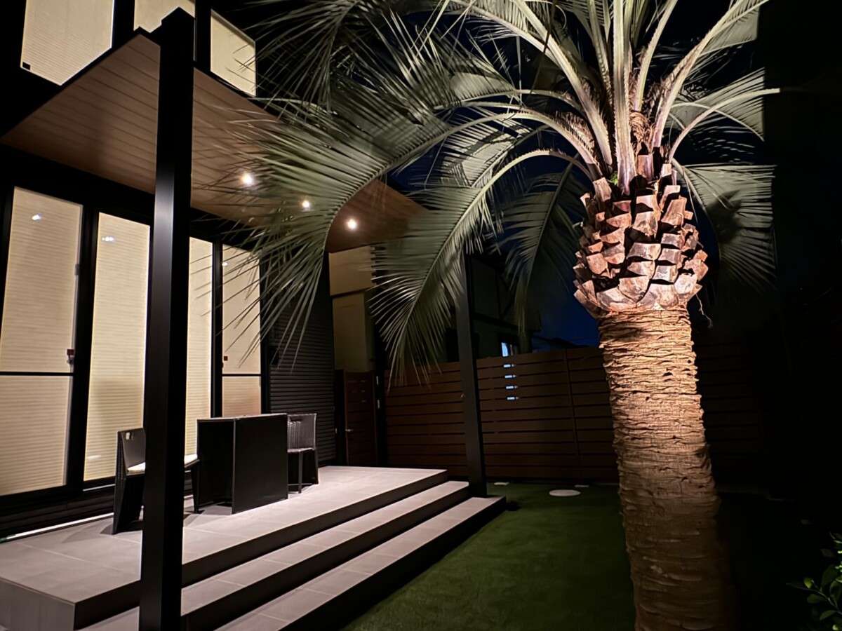 テラス屋根に照明を組み込んだ、夜も楽しめるガーデン空間