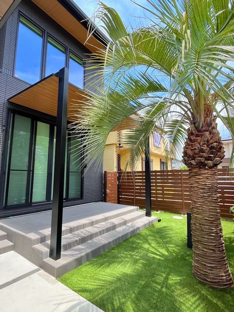 独立テラス屋根とタイルデッキが調和したガーデンテラス