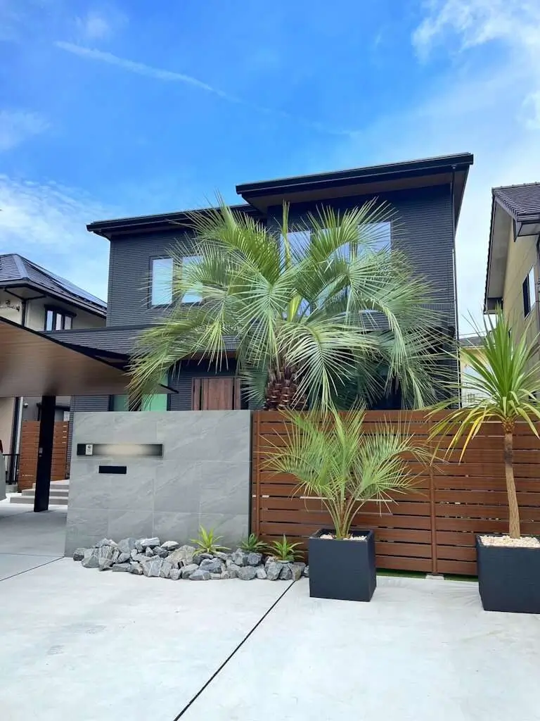 目隠しフェンスと植栽でプライバシー性を高めた庭スペース