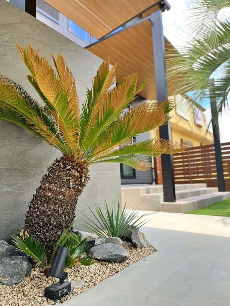 門塀まわりに配置された自然石の花壇と植栽のディテール