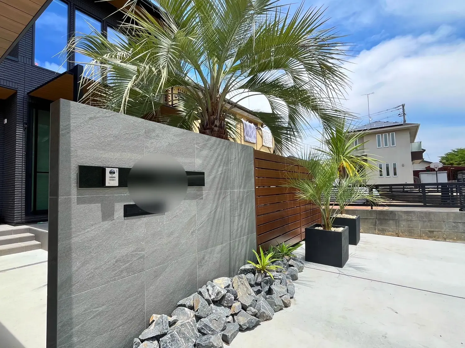 前後にずらした門塀と目隠しフェンスの設置例（石岡市外構）