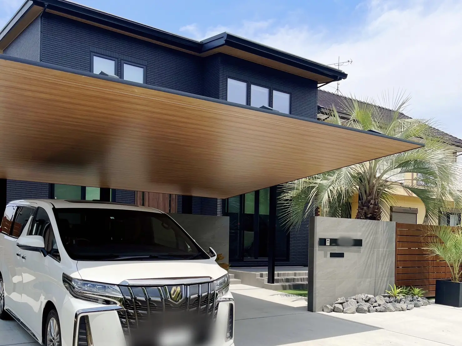 門塀と大判タイル、カーポートSCを組み合わせた玄関アプローチ