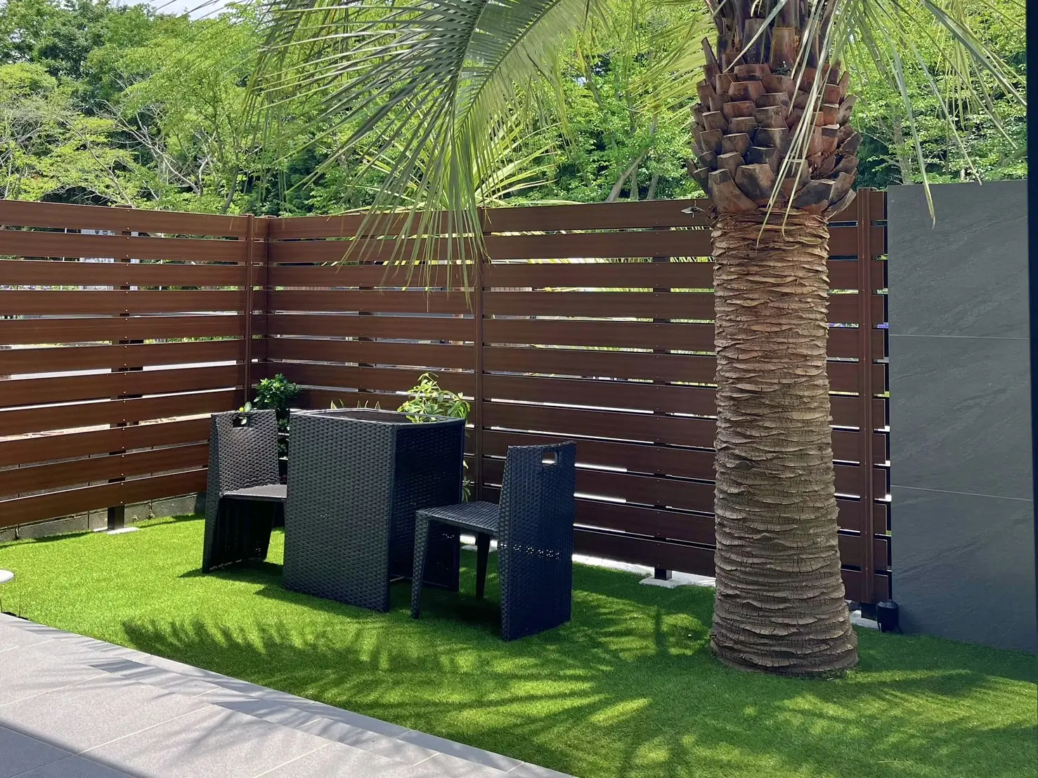 目隠しフェンスと植栽でプライバシー性を高めた庭スペース