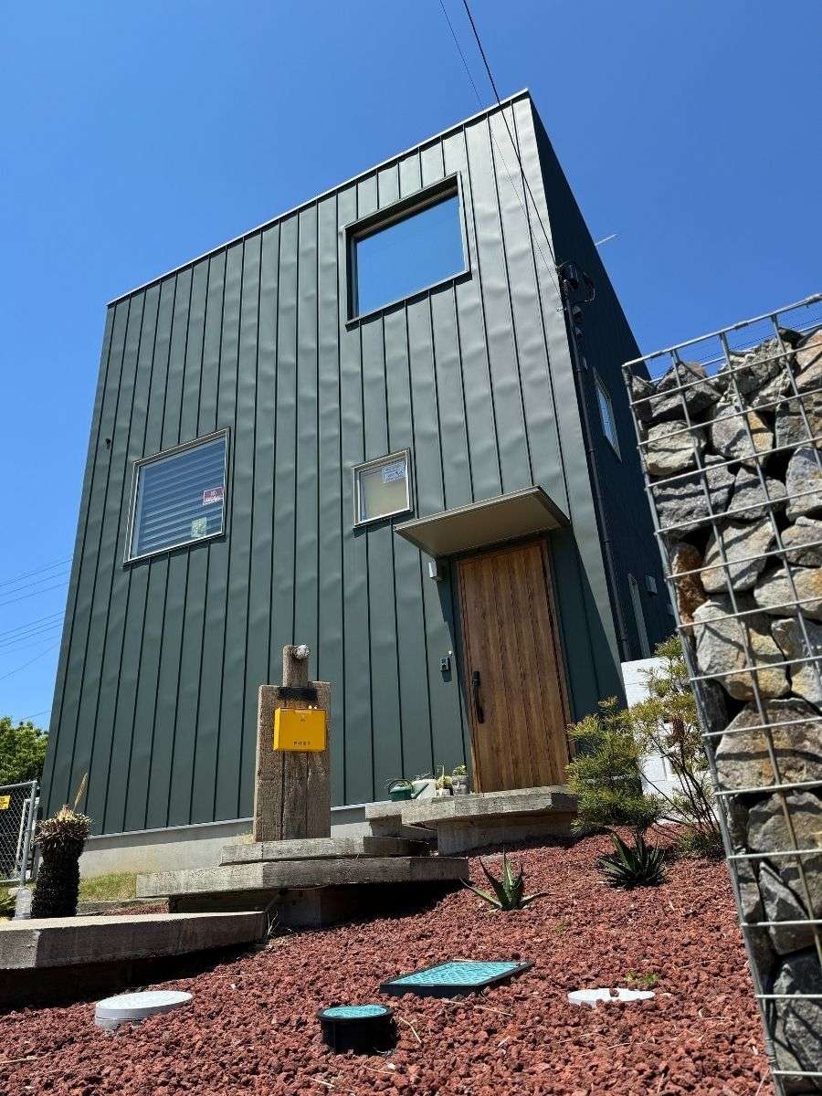 浮き階段とガビオンが目を引くおしゃれなエントランス