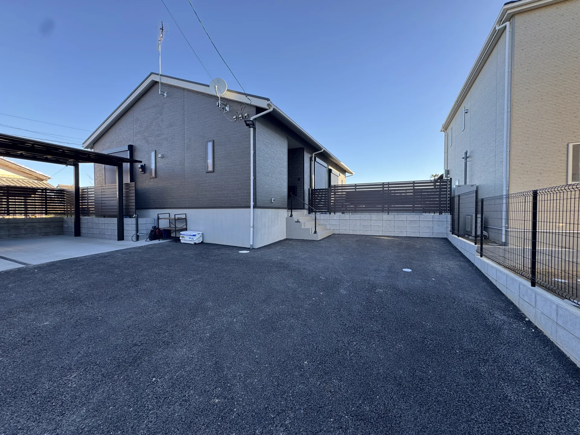 門扉と目隠しフェンスで仕切ったお庭まわり