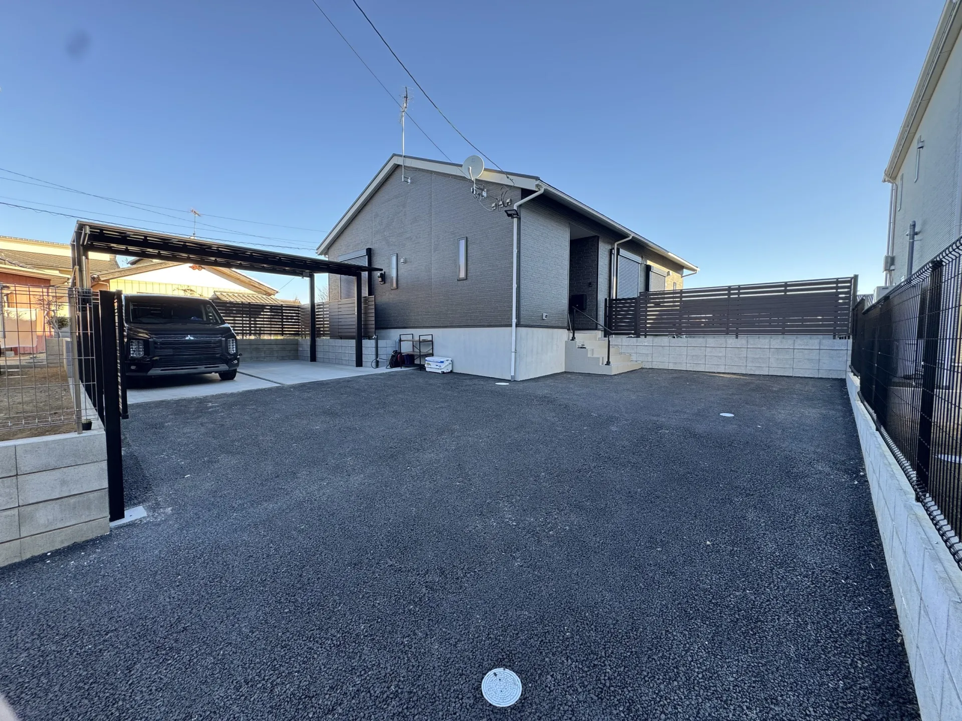 石岡市の建売平屋住宅、カーポートと目隠しフェンスを施工した外構全体