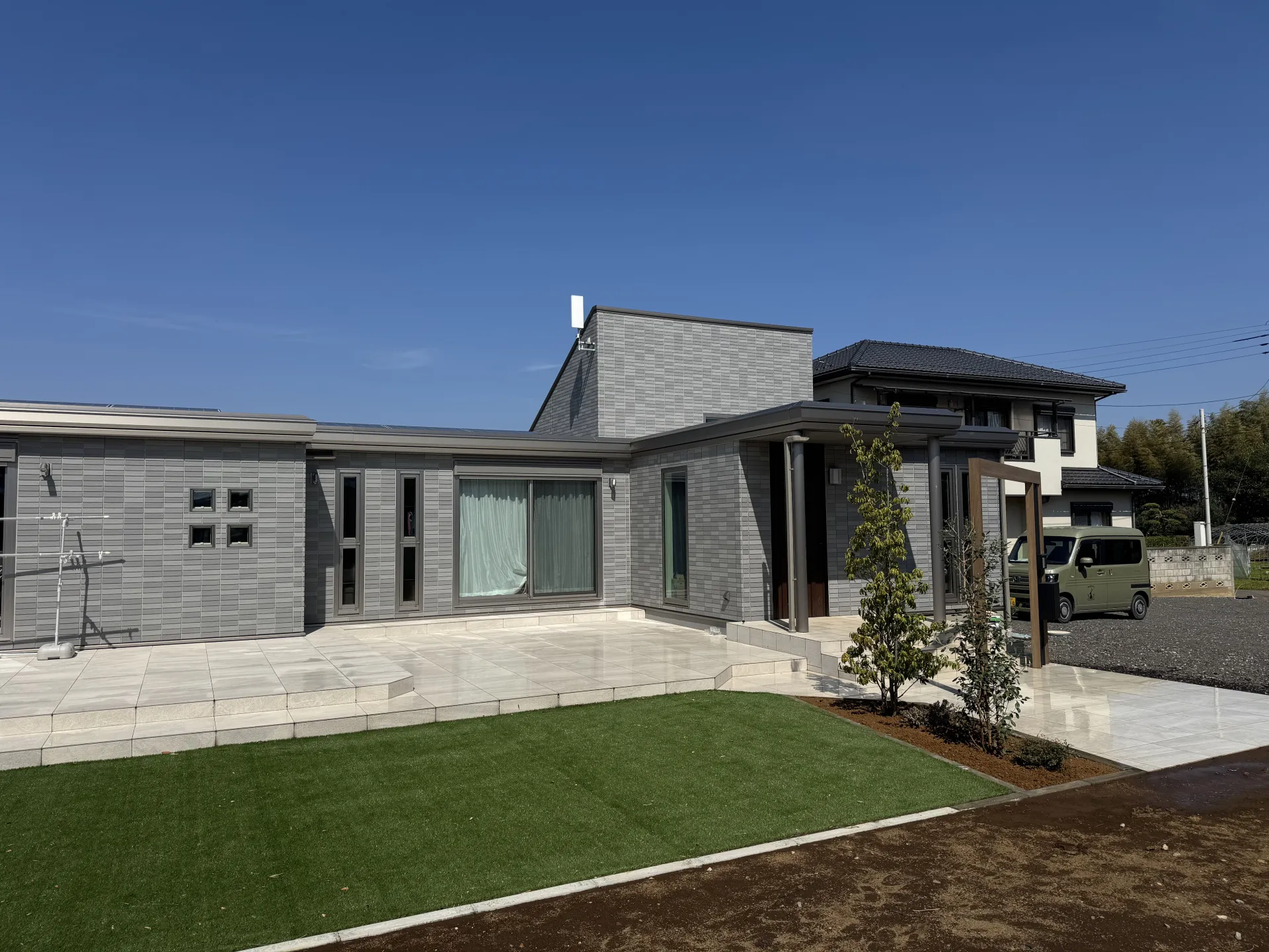 サッシ下の水切りに高さを合わせ、お子様の安全に配慮した隅切り施工を施した広々とした大判タイルデッキ