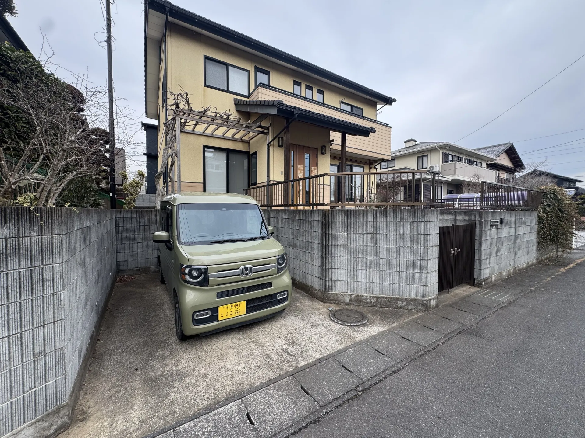 リフォーム前、道路沿いまで土留めされた既存のブロック塀