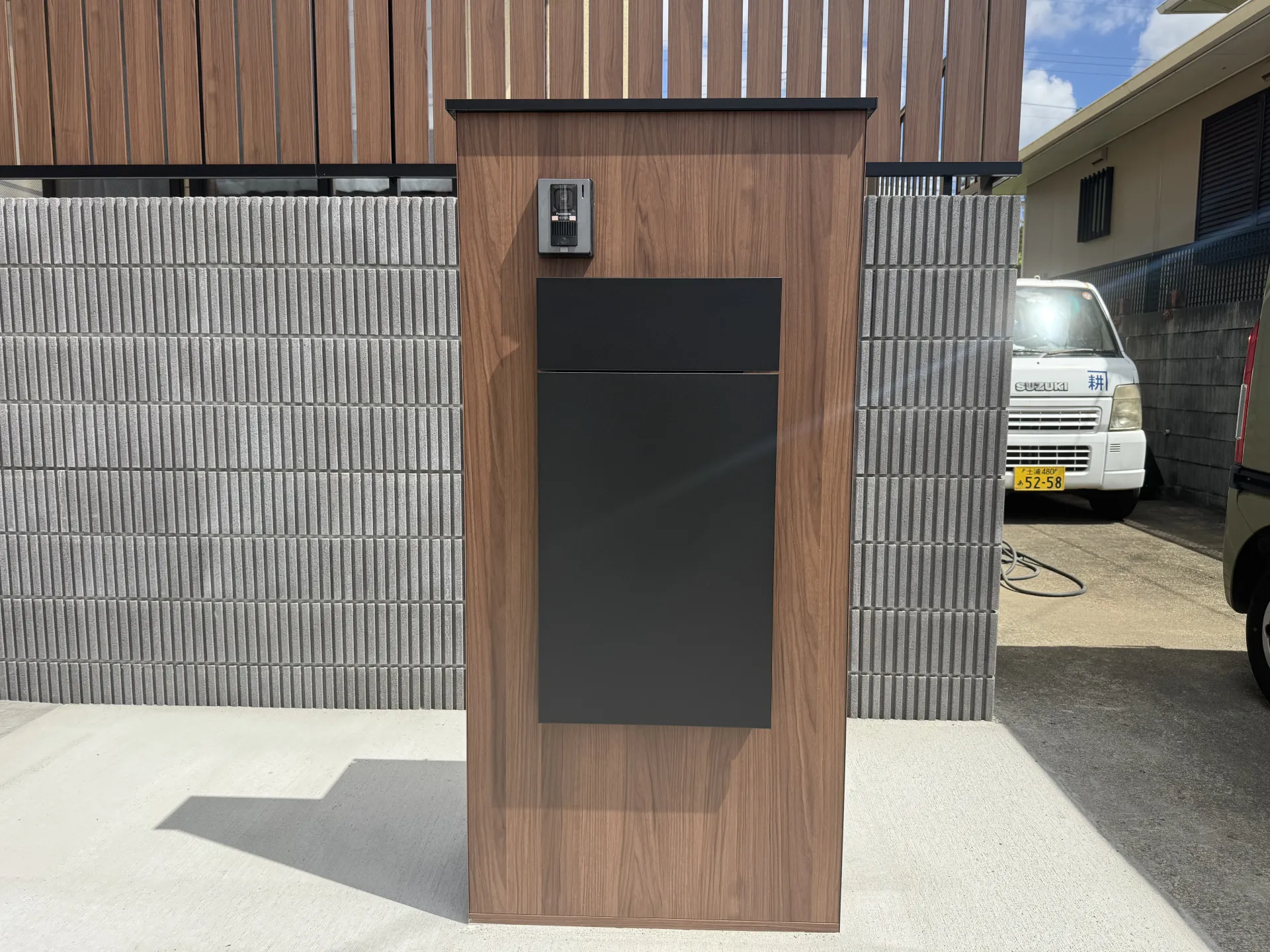 宅配ボックス付き機能門柱「LIXIL 機能門柱FK」