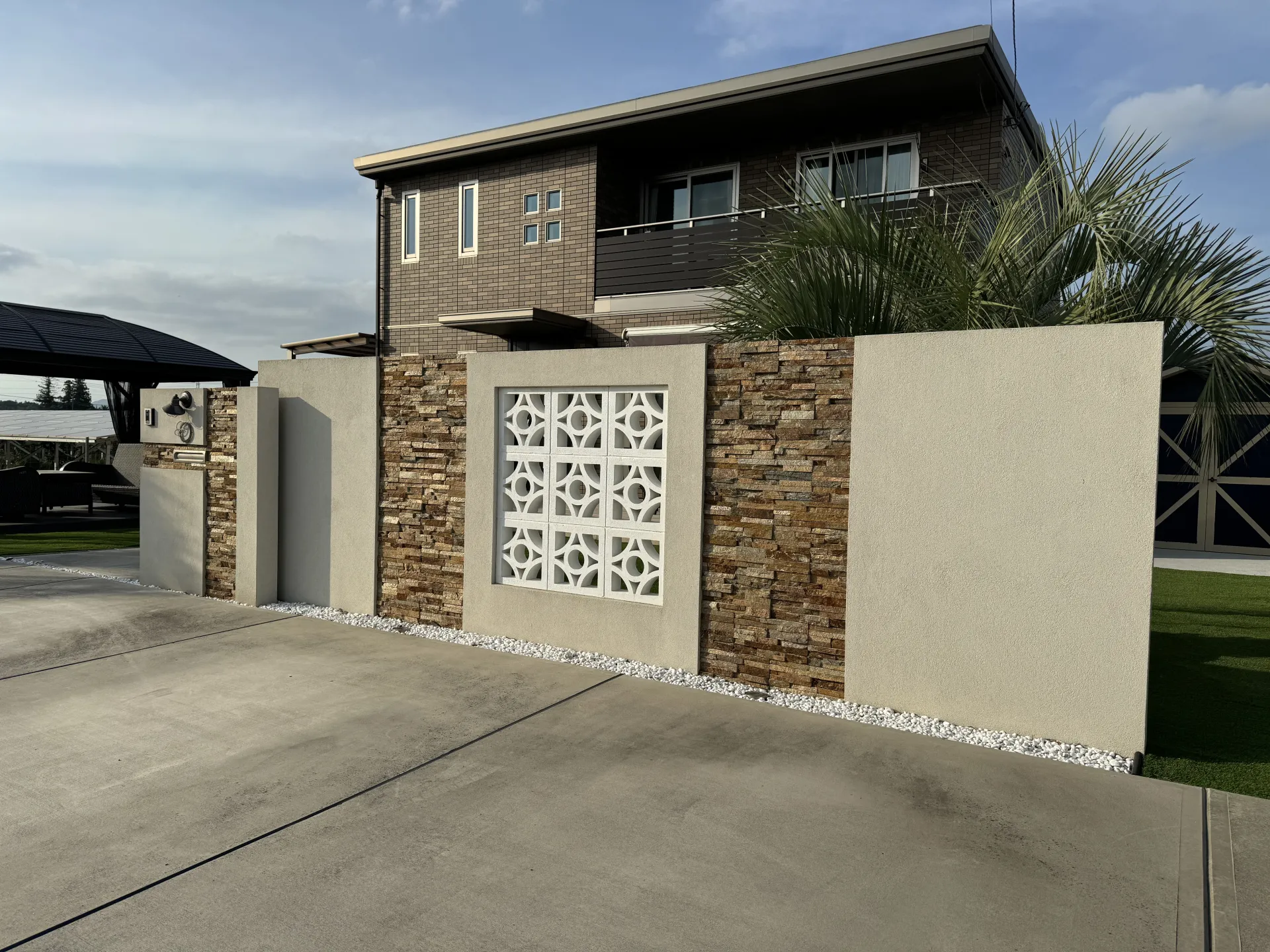 やり替えた石貼り門柱とハナブロックと自然石をあしらった大きなデザイン門塀