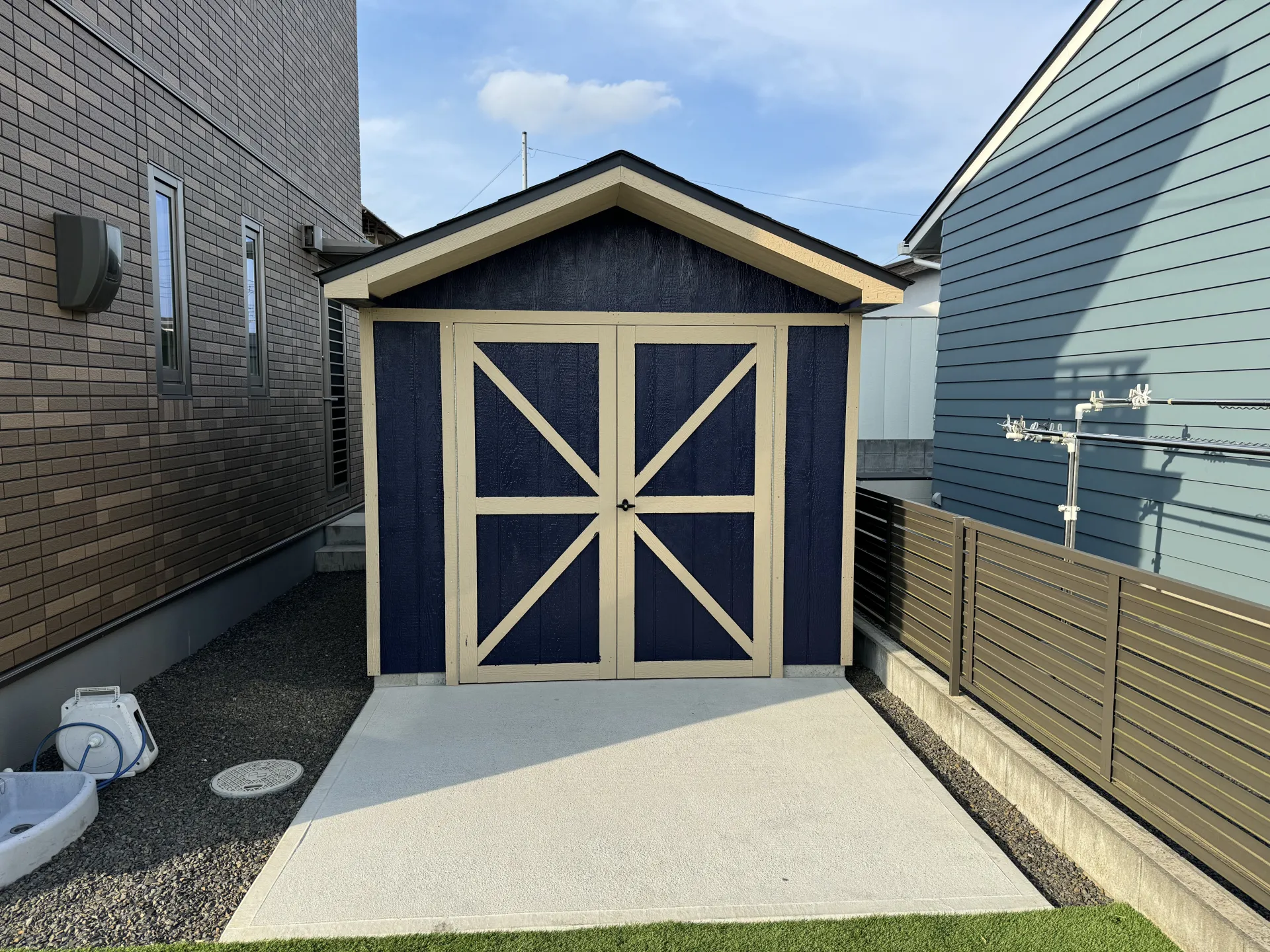 リゾート外構の雰囲気に合わせたアンティーク調のバイクガレージ