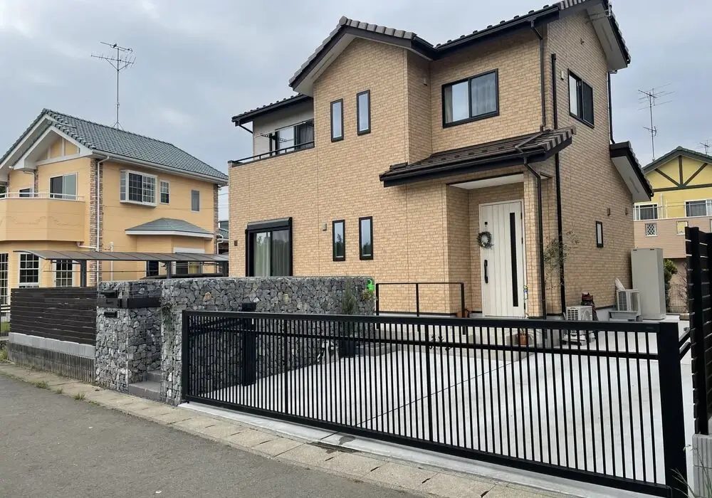 ガビオンの門塀とタイルデッキを組み合わせたセミクローズの新築外構全景。茨城県つくばみらい市の施工事例。
